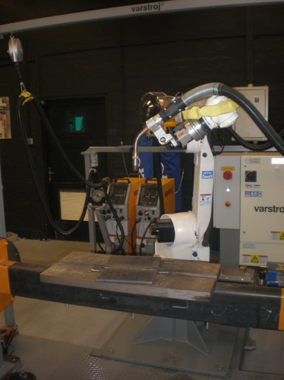 Slika 4.4 Robotska stanica s robotom OTC Almega AX-V6 u Laboratoriju za zavarene konstrukcije Izvor struje primijenjen u eksperimentalnom dijelu rada je VPS 4000 digit, prikazan na slici 4.