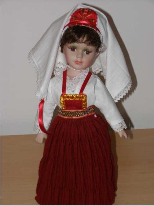 11. Lutka odjevena u narodnu nošnju što vjernije originalu.