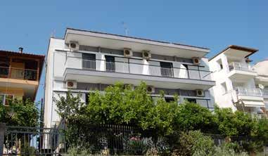 Kuća Karajanis Kuća Nefeli Nalazi se na oko 180m od plaže u delu Neos Marmarasa koji se popularno naziva "Paradeisos", na 800m od centra Neos Marmarasa.