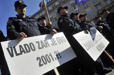 NOVI PROSVJED U ZAGREBU OKO 1500 POLICAJACA PROSVJEDUJE ZBOG ODGODE PRIMJENE ODREDBE O OTPREMNINAMA Prosvjed su organizirali Sindikat policije Hrvatske, Nezavisni sindikat djelatnika MUP-a i Sindikat