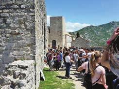 Svitanja tvrđavom, fotografirali se, uživali u pogledu na Split te pošli na ručak. Ručak je bio organiziran u Kaštel Starom na samoj obali. Nakon malo odmora krenuli smo dalje.