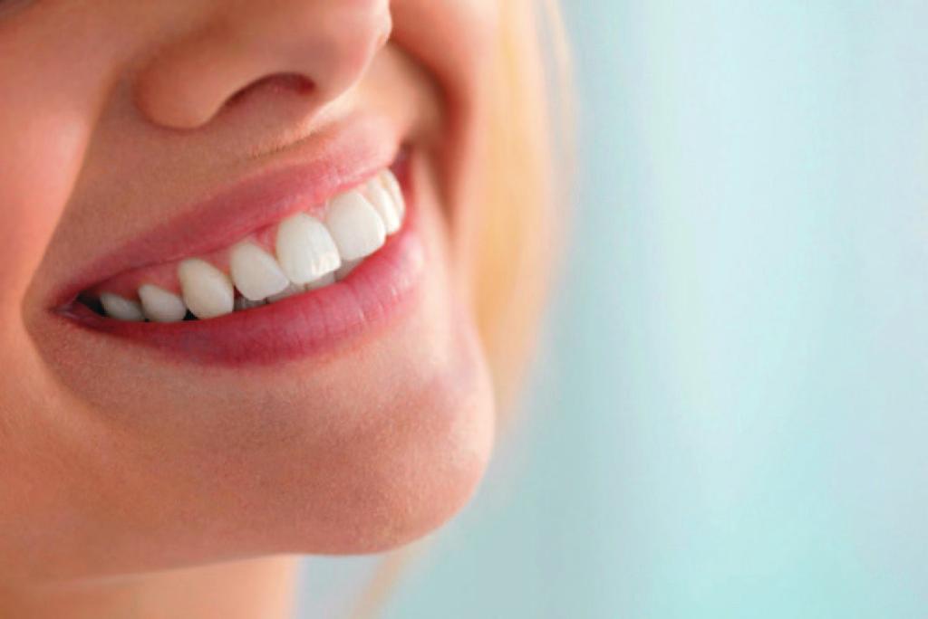 DENTALJet oralni tuš ZUBI I DESNI Čisti, zdravi zubi i svež dah Efikasno uklanja ostatke hrane i bakterije između zuba, ispod linije desni što kod pranja