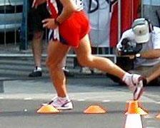 - IAAF Pravila [Član 230] Savijeno koleno Noga koja započinje korak mora biti potpuno opružena u