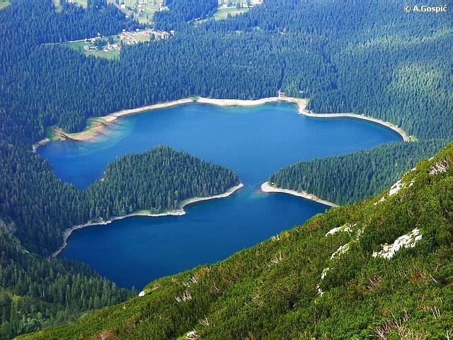 Велико и Мало Шкрчко језеро. Шкрчка језера леже у великом цирку Шкрке чије залеђе представљају познати кречњачки Шарени пасови, високи 2.366 m. Велико Шкрчко језеро (или Зелено језеро) лежи на 1.