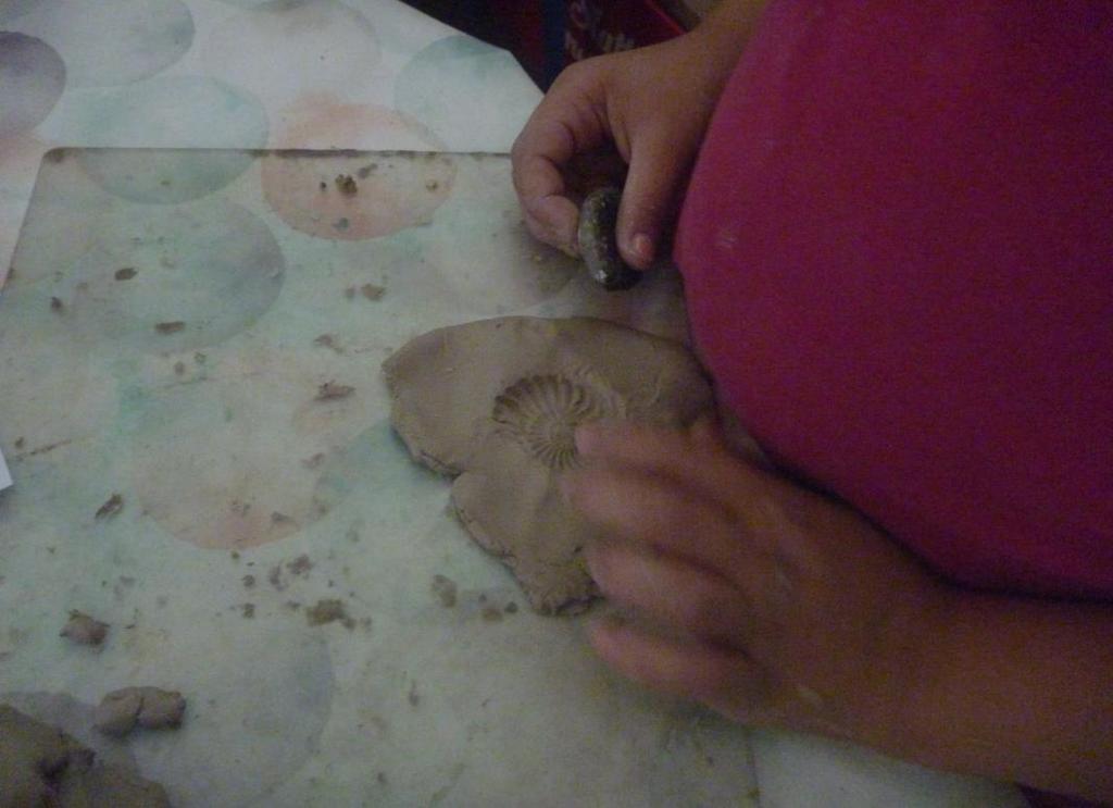 Slika 24, M.T. 4 godine, Puž, vođena slikom rekonstrukcije amonita. Nadalje, petero djece je radilo s glinom.