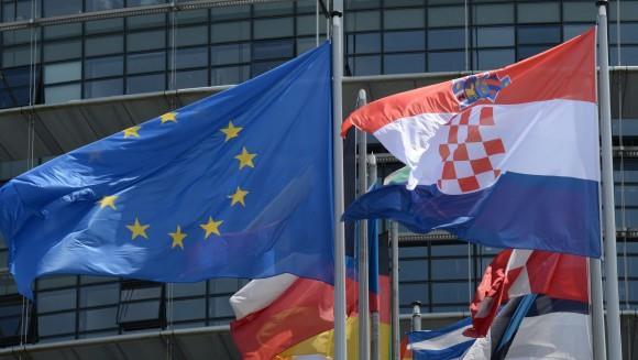 kojom se uspostavlja rež im žajednice ža kontrolu ižvoža robe i tehnologije s dvojnom namjenom u Europskoj uniji. Iako je Republika Hrvatska imala uređen sustav nadžora robe s dvojnom namjenom, od 1.