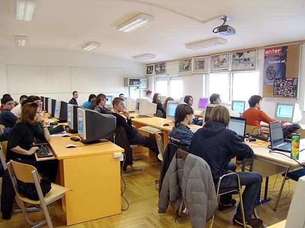 ZŠI u cijelosti se odvijao u prostorima Srednje škole Krapina. Na raspolaganju je bilo 5 učionica s ukupno 90 računala i 15 prijenosnih računala sponzoriranih od T-HT-a.