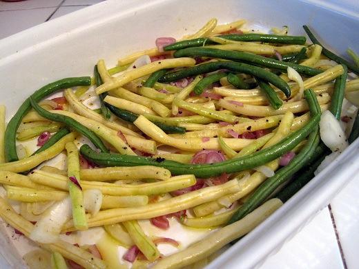 Zapečena boranija Recept za zapečenu boraniju. Za ovaj recept koristi se sveža zelena i žuta olovka boranija. Veoma brza i jednostavna priprema, i uz dobru sezonsku salatu, veoma ukusan obrok.