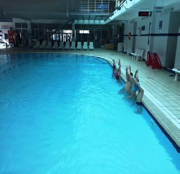 Klizanje u vodi Element se izvodi u plitkoj vodi (dubina kukova). Ispitanici zauzimaju početnu poziciju uz rub bazena sa spojenim rukama u uzručenju, pozicija rakete.