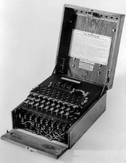 html) Enigma se sastojala od tipkovnice s 26 tipaka poput pisaćeg stroja, zaslona s 26 žaruljica za prikaz šifriranog izlaza i tri mehanička rotora, a napajala se pomoću ugrađene baterije.