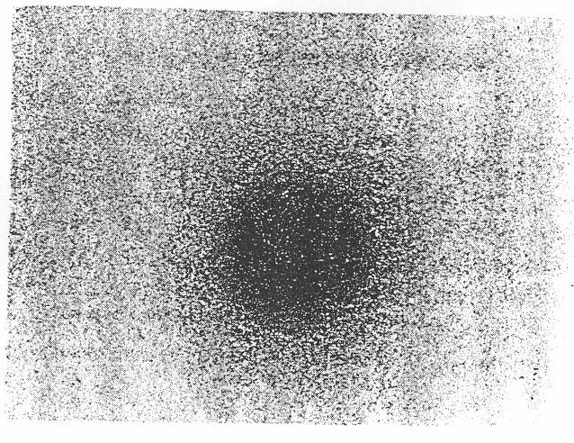 Pri tome, polovina te raspodjele se nalazi unutar sfere poluprečnika 0,05 nm, dok sfera poluprečnika 0,22 nm sadrži oko 99% naboja elektrona.