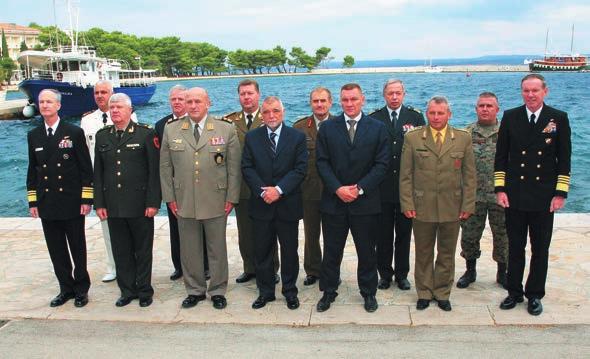 pre dsje dn ik M e siê, dodaju Ê i da je A -3 i dalje potre b n a in ic ijativ a, k oju tre b a n astav iti raz v ijati J aëanje mira i sigurnosti naziv je proπirene konferenc ije naëelnika glavnih