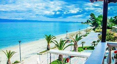 Izuzetno razuđena obala dugačka oko 500 km čuvena je po dugim plažama sa belim peskom, kristalno čistom moru, autentičnom grčkom arhitekturom i luksuznim hotelima koji nude visok kvalitet usluge.