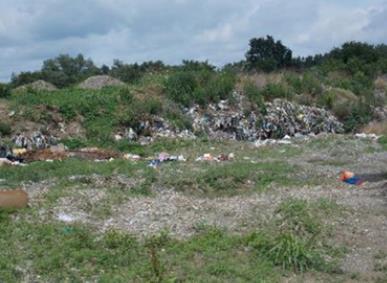 komunalnog otpada odlagala se i neutvrđena količina inertnog građevinskog otpada, materijal iz iskopa, a povremeno i industrijski otpad [10]. Slika 1. Stanje lokacije na dan 24. 6. 2015.
