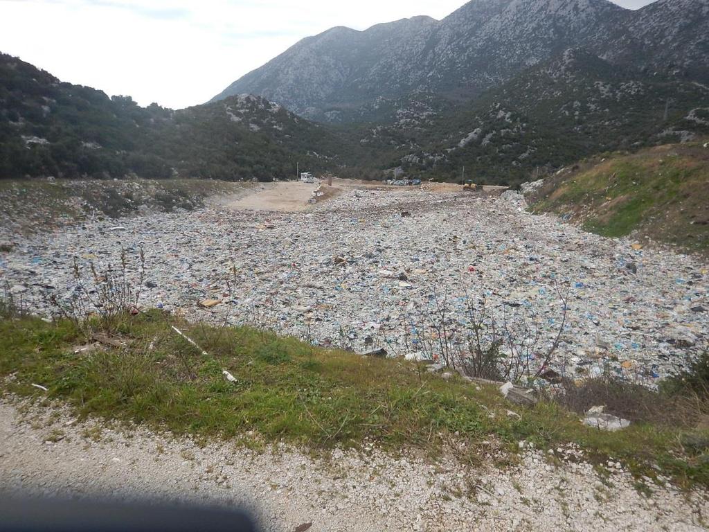 Organizirano skupljen otpad odlaže se na odlagalište otpada "Lovornik" od 1970. godine. Lokaciju je utvrdio Savjet za Stambeno-komunalne poslove bivše Općine Metković.