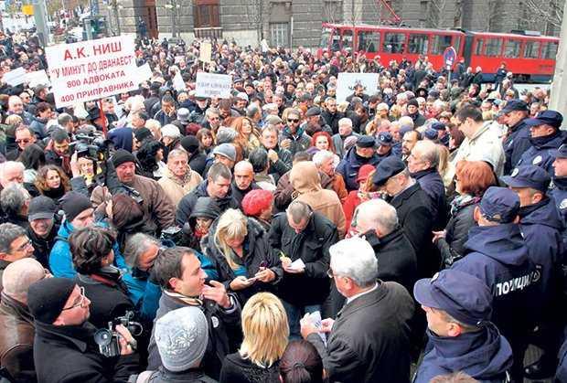 Kurir.rs 26.01.2015 Naslov: KONAČNO U SUDNICI: Advokati Monday danas počinju da rade posle 4 meseca štrajka Sajt: Kurir.rs Link: http://www.kurir.