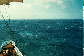 Jačina 7: Brzina vjetra: od 28 do 33 čvora, More: visina valova 4.0-5.5 m; more postaje uzburkano.