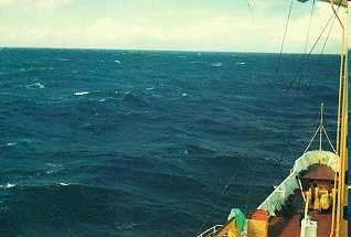 Jačina 4: Brzina vjetra: od 11 do 17 čvorova, More: visina valova 1.0-1.5 m; valovi postaju dulji.