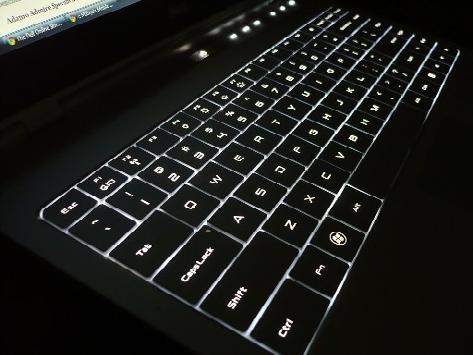 Pozadinsko osvetljenje tastature Pozadinsko osvetljenje koje postoji na nekim fizičkim tastaturama osvetljava simbole na tasterima radi korišćenja tastature u mračnom okruženju.