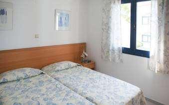 Apartman sa jednom spavaćom sobom (površine 45m²), je u prizemlju i sastoji se od dnevne sobe sa kuhinjom, kreveta na razvlačenje i spavaće soba sa dva odvojena kreveta (max.