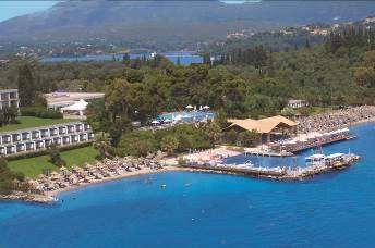 Lokacija: Ovaj izvanredan hotel je udaljen od grada Krfa svega 6km. Nalazi se na poluostrvu Kontokali, okružen zelenilom, na privatnoj plaži i sa bazenom čija se voda sliva u more.