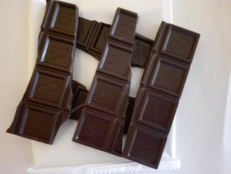 Slika 3.5. Crna čokolada Mlečna čokolada ima minimum 25% kakao delova. Ova čokolada je proizvod kakaoa, šećera i mleka ili mlečnih proizvoda.
