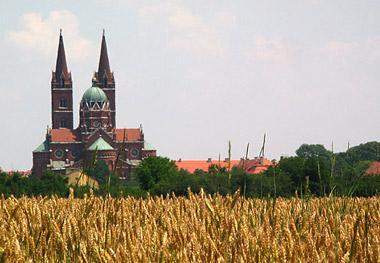 je Đakovo centar Đakovaĉko - osjeĉke nadbiskupije.