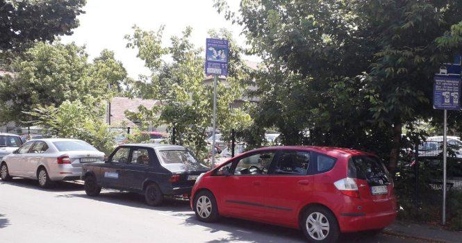 Bolnica za ginekologiju i akušerstvo Kliničko-bolničkog centra Zemun nalazi se na području na kome je počela kontrola naplate parkiranja i u blizini nje je obeleženo šest tzv. bebi parking mesta.