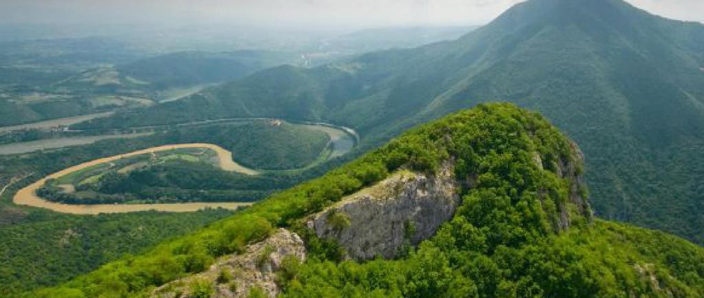 L o k a c i j a i podneblje Guča je varošica u srcu Dragačeva, simbol etno Srbije, smeštena u pitomoj kotlini na idealnih 340 metara nadmorske visine.