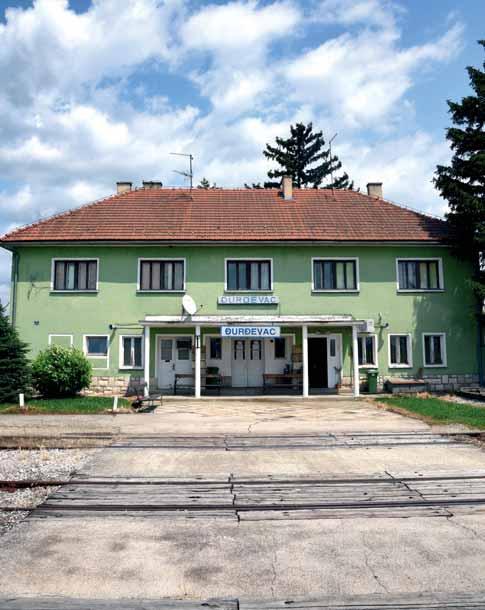 _ KOLODVORI U ĐURĐEVCU VEĆINU PUTNIKA ČINE UČENICI PIŠE: Branimir Butković FOTO: Branimir Butković Ž eljeznički kolodvor Đurđevac velika je zelena zgrada i središte područja koje obuhvaća kolodvore