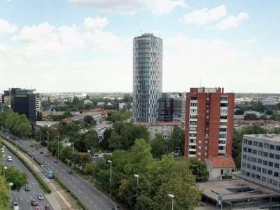 porastao je do te mjere da je onda sada druga najvažnija poslovna ulica (nakon Ilice) u Zagrebu, a na njenom istočnom dijelu, Vukovarska ulica zajedno s Radničkom cestom, Zavrtnicom i Heinzelovom