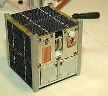 CubeSat Program -razvojni program- CubeSat je pikosatelit standardizovanih dimenzija (kocka čije su stranice 10 cm, sa maksimalnom težinom od 1 kg) kojim može da se upravlja sa univerzitetske,