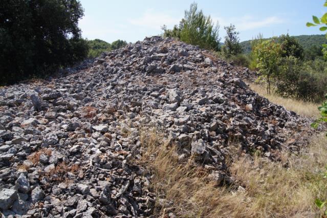 U nekim slučajevima pronađen je samo jedan grob, a ponekad ih je više pronađeno na istoj lokaciji. Grobovi su pronalaženi na 7 lokacija u polju.