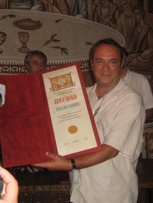 Родио се у 1950. године у Алексинцу. Основну школу и гимназију завршио у Књажевцу. Студирао је југословенску и светску књижевност на Филолошком факултету у Београду. Од 1978. до 2010.