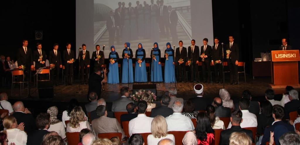 Ponesen emocijama profesor je s ponosom sažeo četiri godine zajedničkog života, a potom je svoju djecu prozvao posljednji put, suzdržavajući suze (ne znam kako mu je