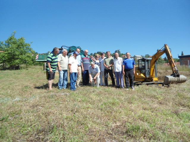 Milovan,šef gradilišta-mirković Dragan,direktor Grmeč-gradnja Radovi na iskopu temelja otpočeli su 01.08.