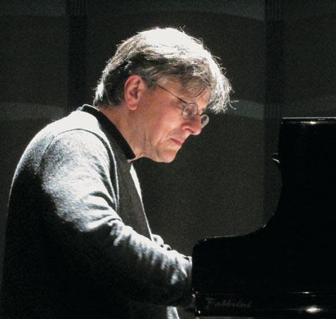 ANDREAS FRÖLICH klavir, De Njemački pijanist Andreas Frölich studirao je sa Stefanom Askenaseom, Vitalijem Margulisom i Pavelom Gililovim.