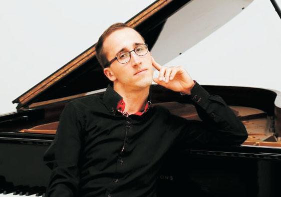 LOVRE MARU IΔ klavir, Hr Lovre Marušić (Omiš, 1992.) glazbeno školovanje počinje u rodnom gradu, a 2006.