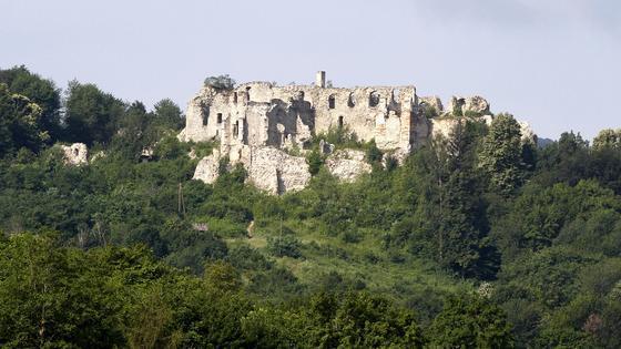 shodno vremenu i potrebama, tragove ostavlja njena dogradnja u službi pojedine povijesne epohe.