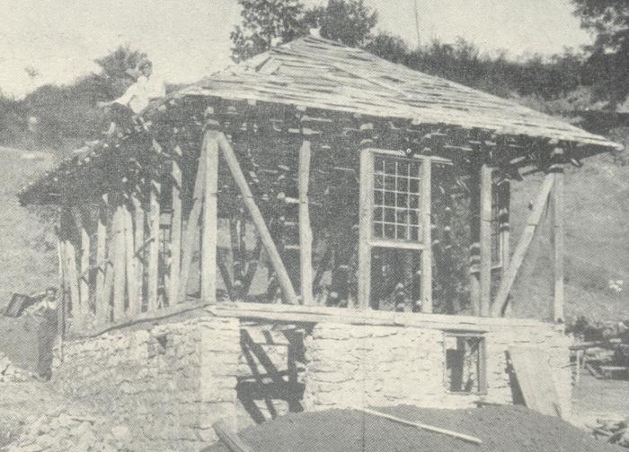 , 1968.) Куће бондручне конструкције се граде од вертикално и хоризонтално постављених греда и стубаца укрућених косницима (Сл. 8).