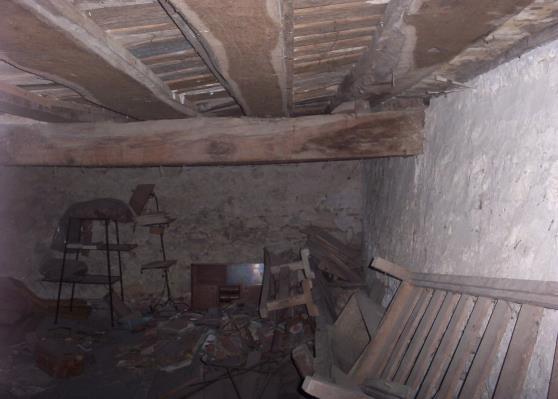 Таванице изнад соба се израђују склопом шашоваца, тако што се у жљебовима греда таванице нанижу даске,