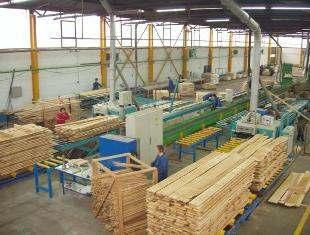 4. MOGUĆNOSTI PLASMANA DRVNIH PROIZVODA Najznačajni kupci trupaca u Srbiji su pilane, fabrike nameštaja i proizvođači drvene ambalaže, dok su najveći kupci industrijskog drveta u Srbiji: fabrike