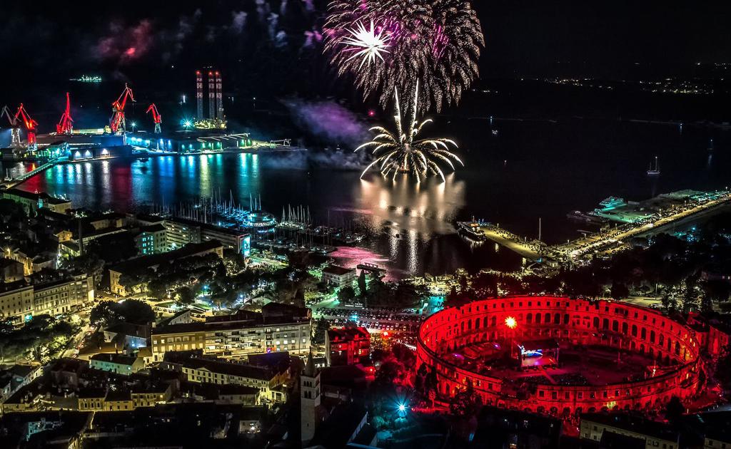 PULA I DALJE JEDAN OD VODEĆIH GRADOVA KULTURNOG STVARALAŠTVA POLA È ANCORA UNA DELLE CITTÀ PRINCIPALI PER L ATTIVITÀ CULTURALE Kao grad s preko tisuću različitih manifestacija godišnje, Pula danas