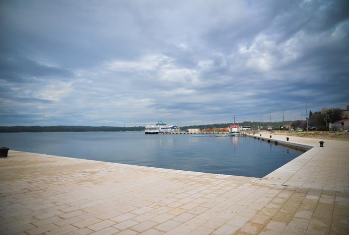 Pula se vraća životu na moru i kroz širenje rive Pola riprende a vivere il mare anche grazie all allargamento della riva Uređen De Villeov uspon uljepšava vizuru starogradske jezgre L assetto di