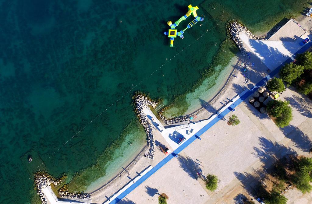 Plaža Hidrobaza u Štinjanu dostupna je osobama s invaliditetom i smanjene pokretljivosti La spiaggia all Idroscalo di Stignano accessibile alle persone con invalidità e