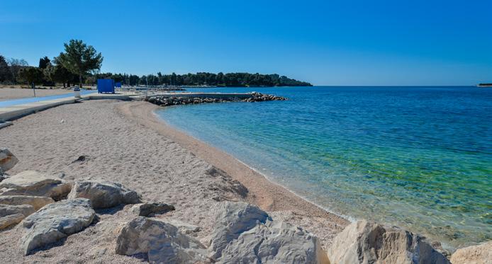 Plaža je danas u potpunosti prilagođena osobama s invaliditetom i smanjene pokretljivosti.