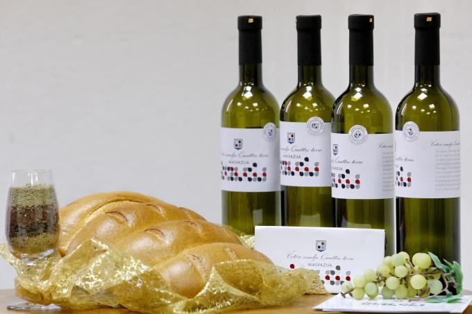 5 Projektna aktivnost Kruh sa 4 zemlje U sklopu projekta Četiri zemlje - valorizacija vina Istarske Malvazije napravljen je i kruh s četiri zemlje, koji je poseban po tome što se sastoji od namirnica