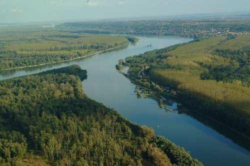 Oscilacije vodostaja na važnijim mjernim postajama: Terezino polje: od 259 do +452 Donji Miholjac: od 120 do +500 Osijek: od 155 do +542 (www.prometna-zona.com) Slika 2. Ušće Drave u Dunav (foto: www.