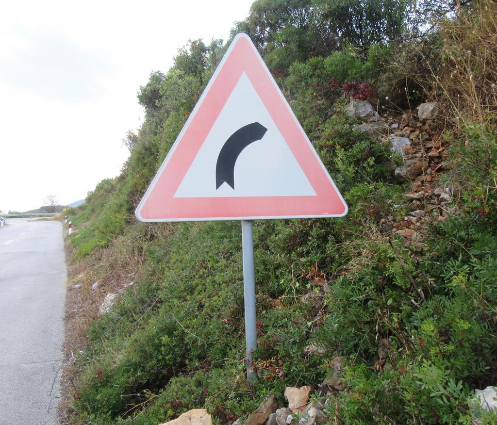 Slika 17. Prometni znak A09 zavoj na desno, s lošim retroreflektivnim svojstvima Slika 18. prikazuje prometni znak na kojemu je oštećena folija.