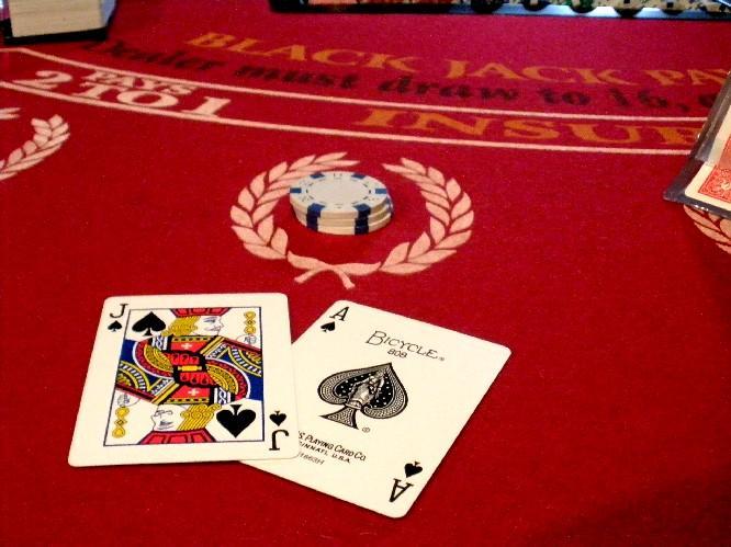5. Kartaška igra Ajnc Ajnc (engl. Blackjack) je popularna kartaška igra na sreću. Jedna je od najpopularnijih igara u kockarnicama diljem svijeta.